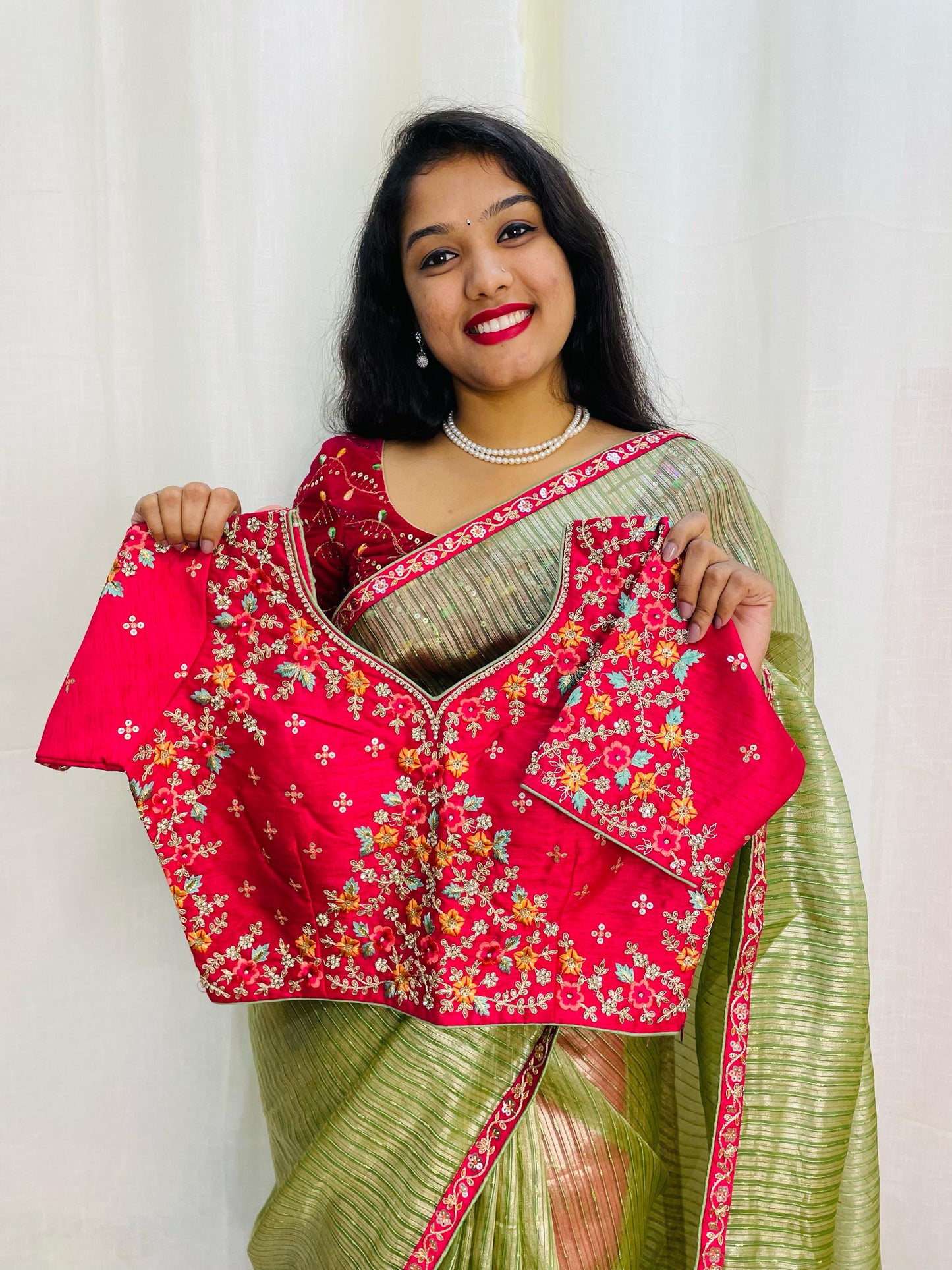 డిజైనర్ ధరించడానికి సిద్ధంగా ఉన్నారు