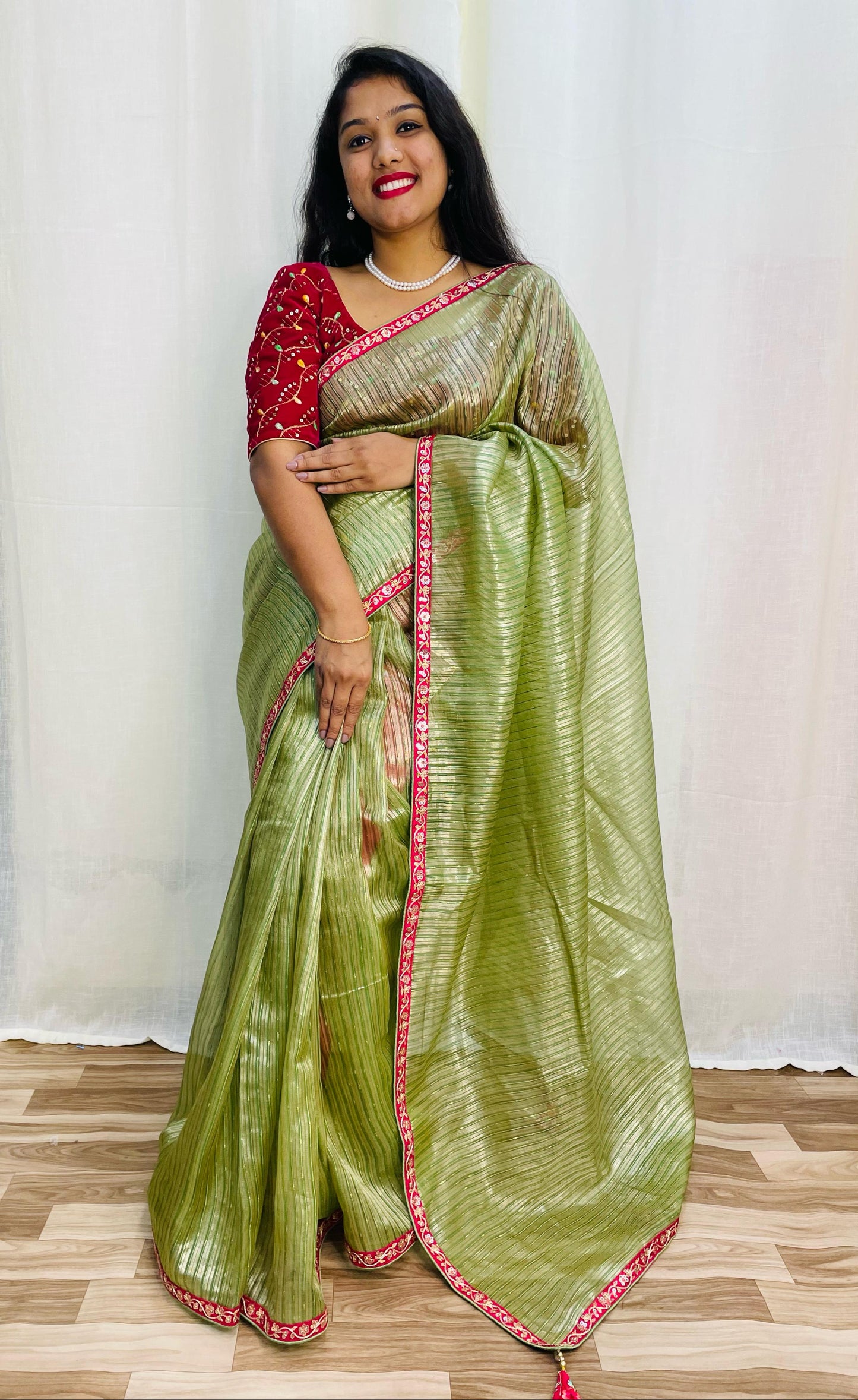 డిజైనర్ ధరించడానికి సిద్ధంగా ఉన్నారు