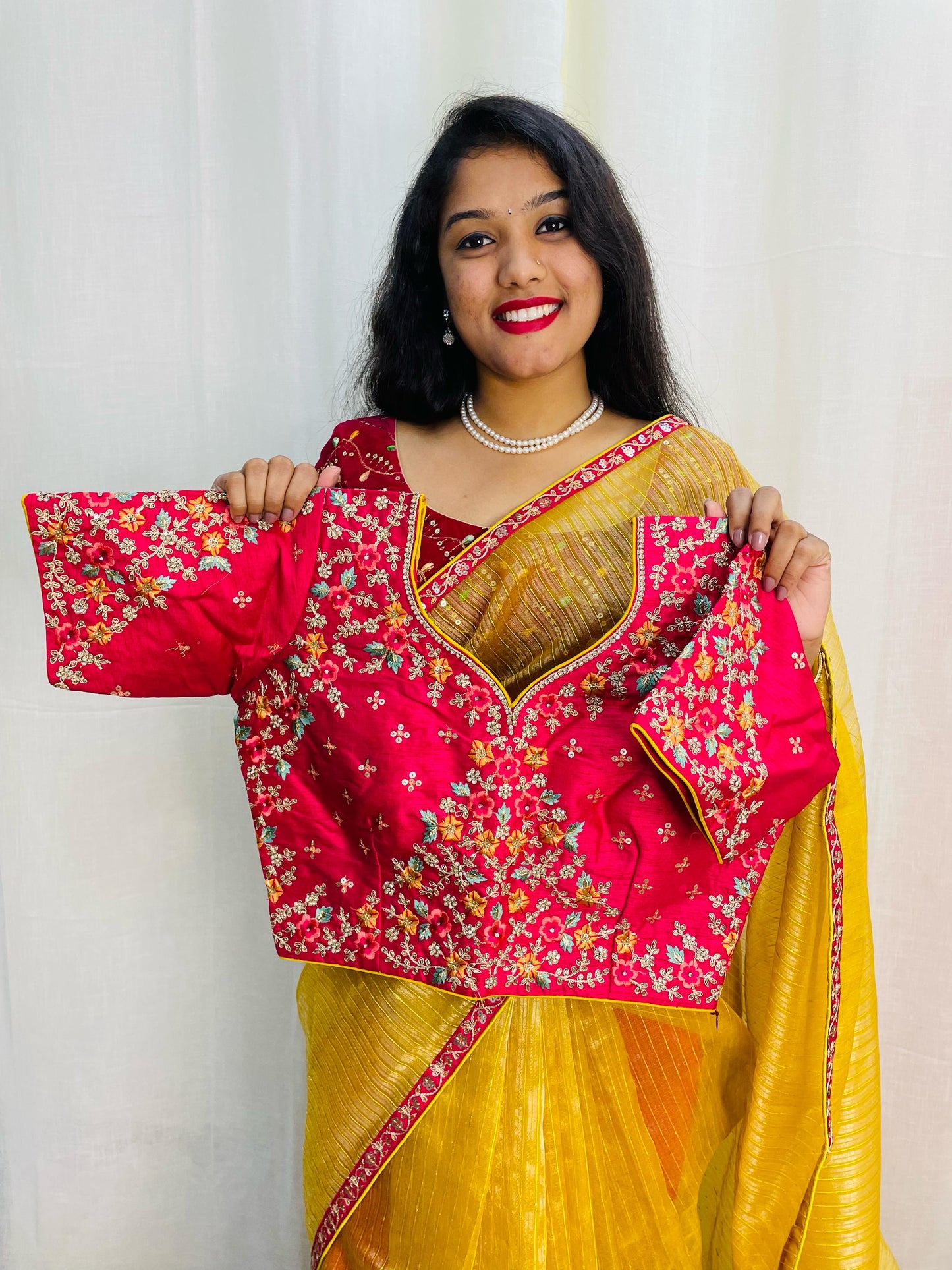 డిజైనర్ ధరించడానికి సిద్ధంగా ఉన్నారు