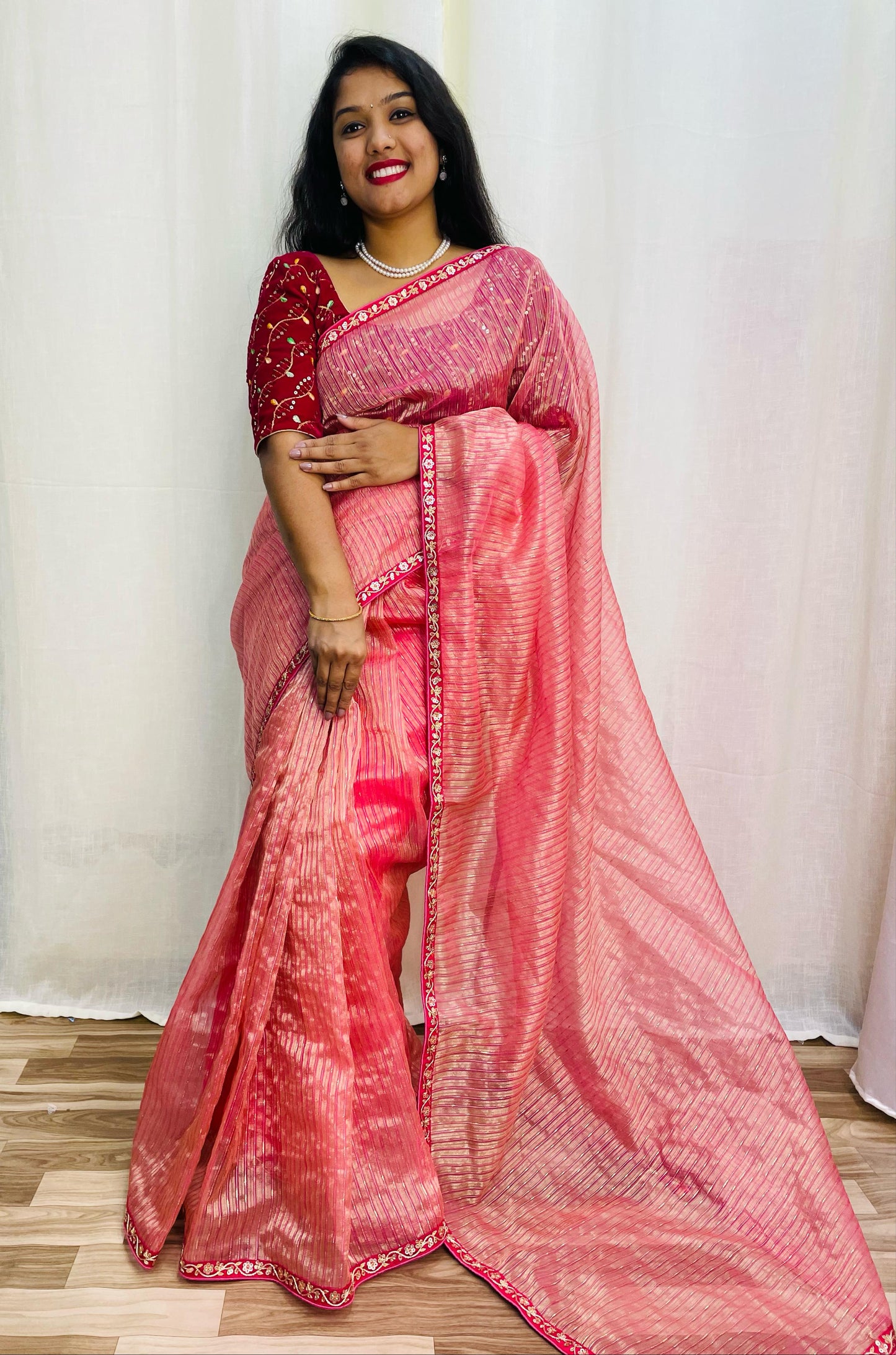 డిజైనర్ ధరించడానికి సిద్ధంగా ఉన్నారు