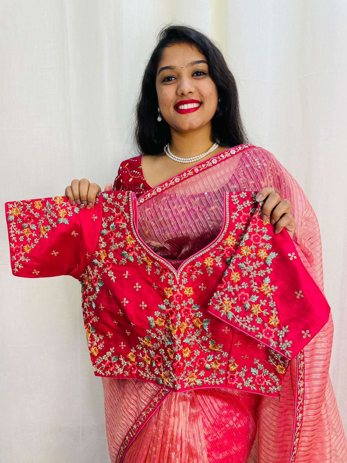 డిజైనర్ ధరించడానికి సిద్ధంగా ఉన్నారు