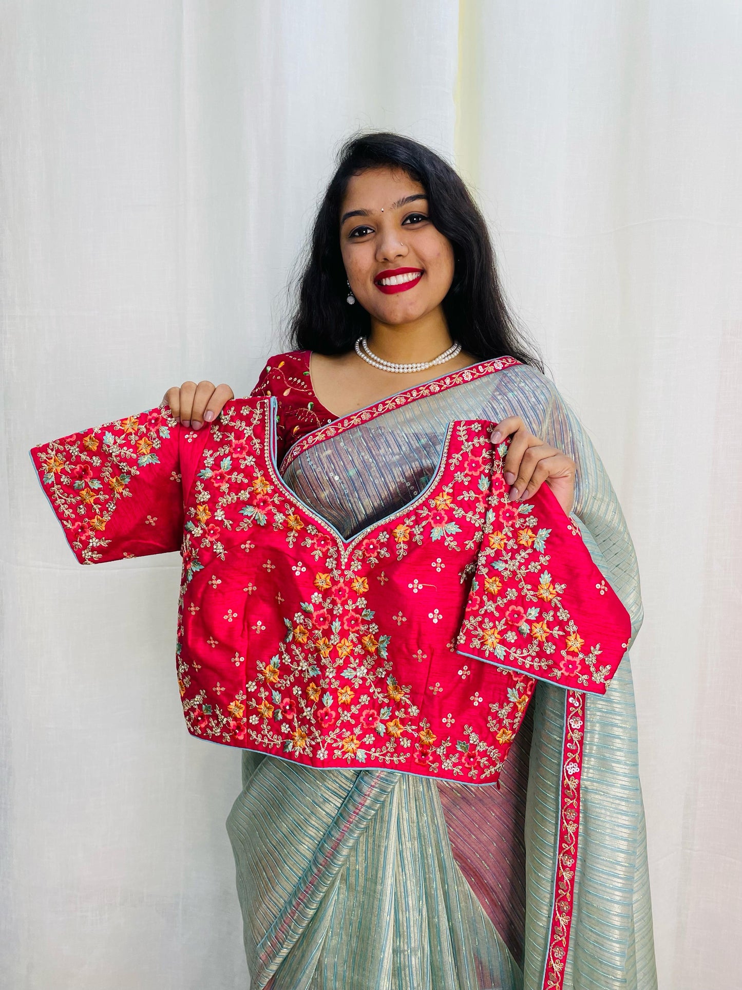 డిజైనర్ ధరించడానికి సిద్ధంగా ఉన్నారు