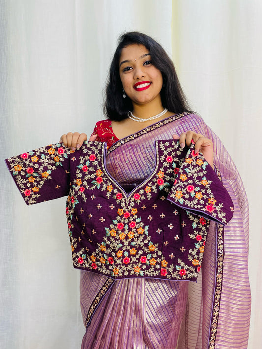 డిజైనర్ ధరించడానికి సిద్ధంగా ఉన్నారు