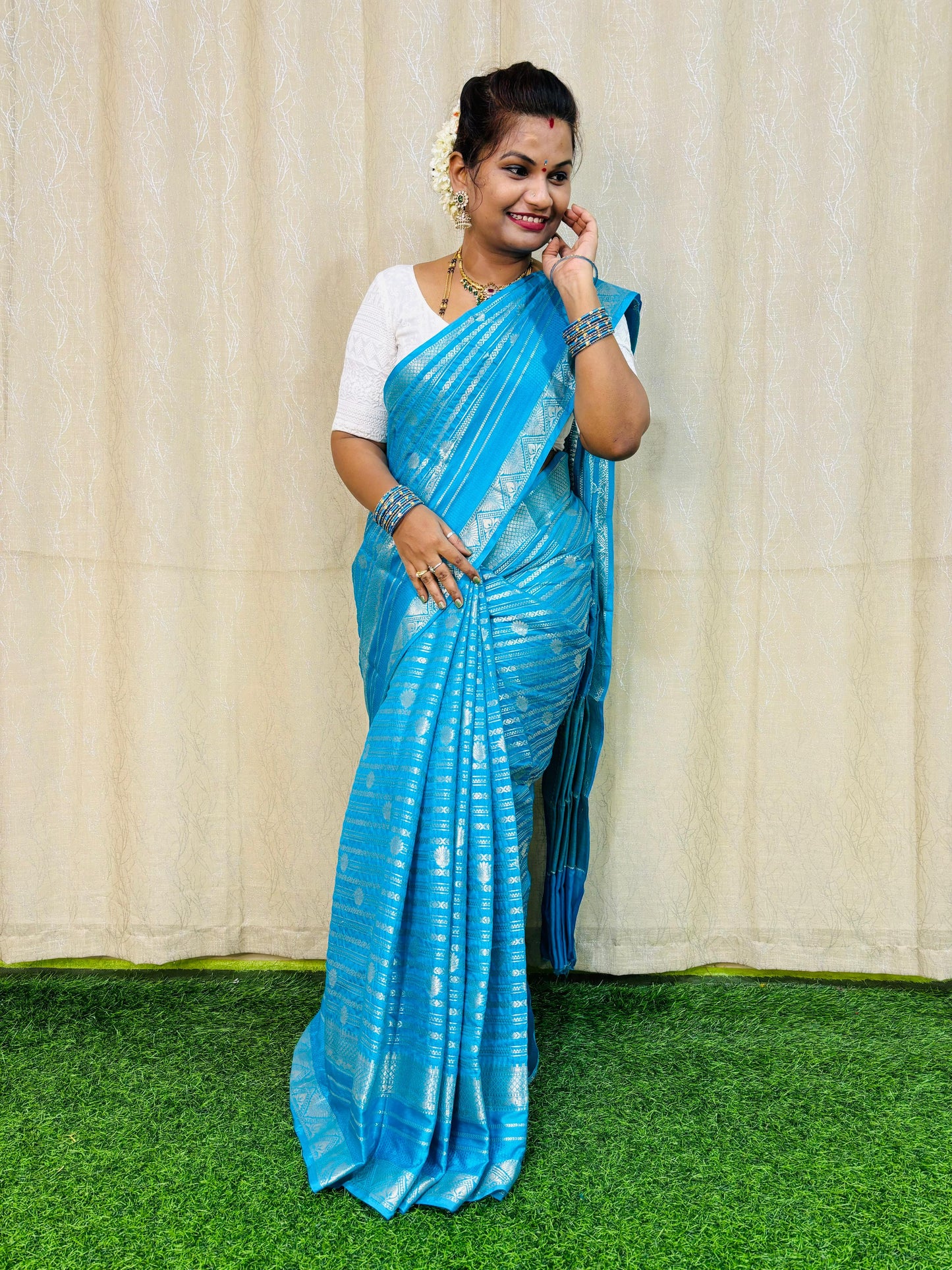 జాకెట్టుతో వెచ్చని బనారసీ పట్టు