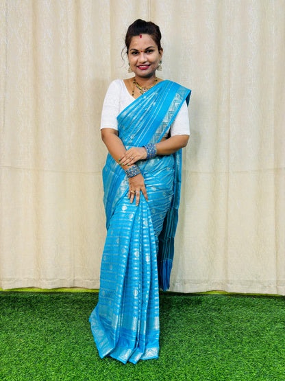 జాకెట్టుతో వెచ్చని బనారసీ పట్టు